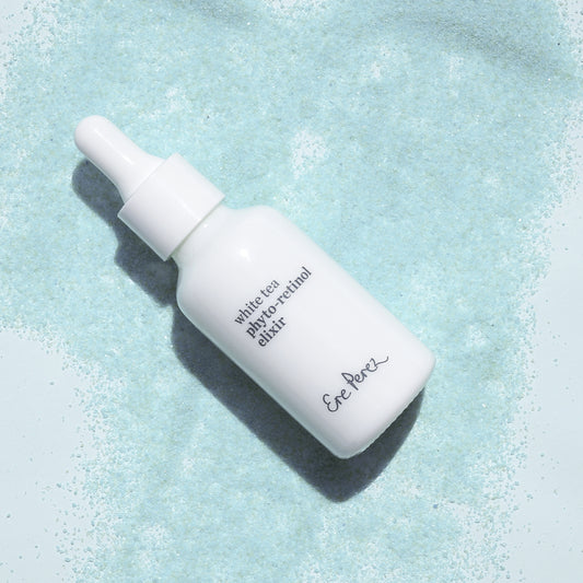 imagen erea de envase de vidrio blanco sostenible sobre fondo azul cielo ere perez disponible en blumma