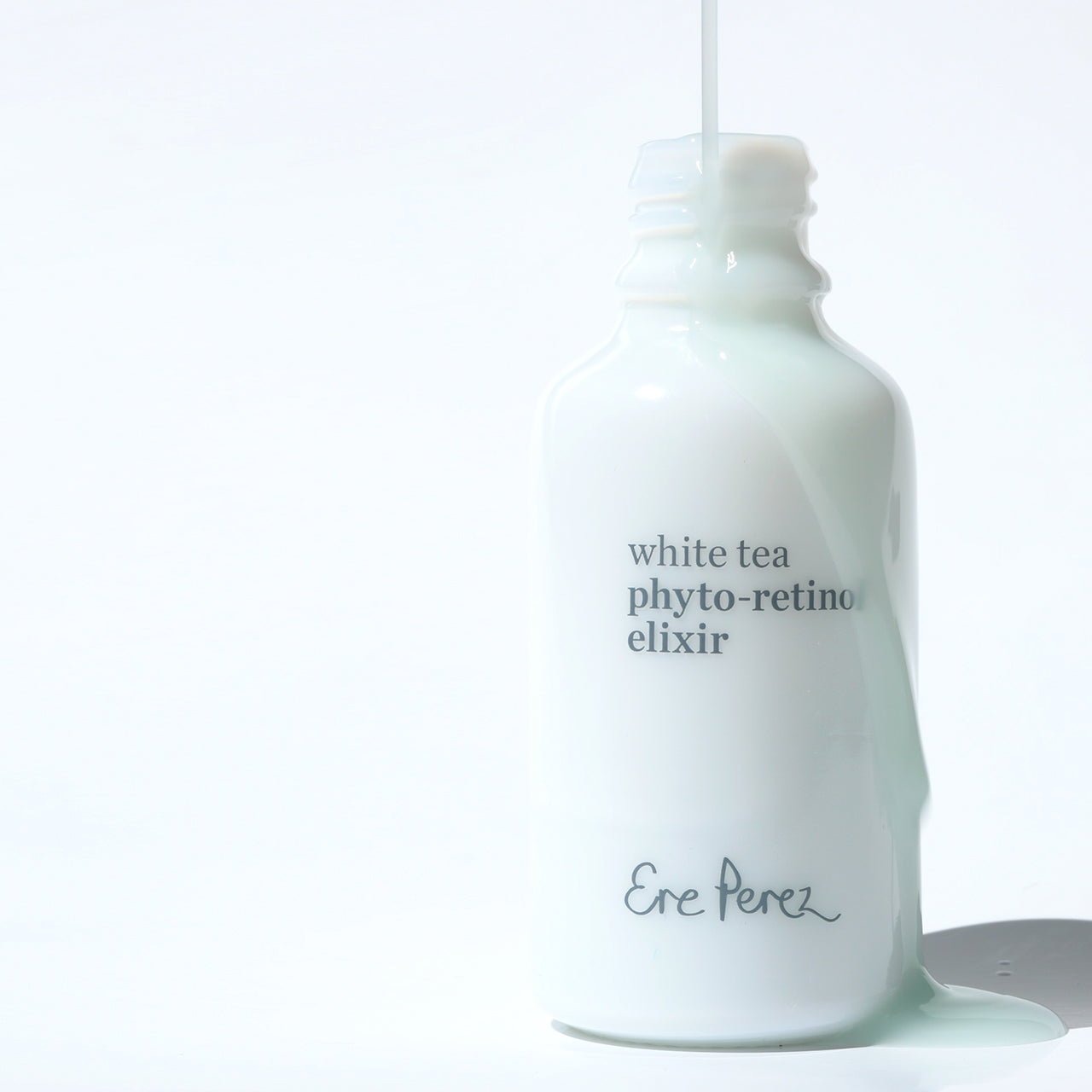 imagen del suero fito retinol con bakuchiol con producto chorreante por fuera del envase ere perez disponible en blumma