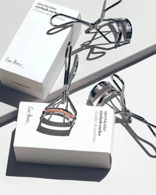 Rizador de Pestañas Ere Perez vista aerea con empaque disponible en BLUMMA