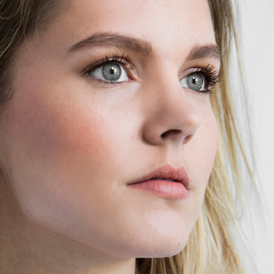 modelo de tez clara con balsamo de zanahoria ere perez tono healthy en mejillas y labios