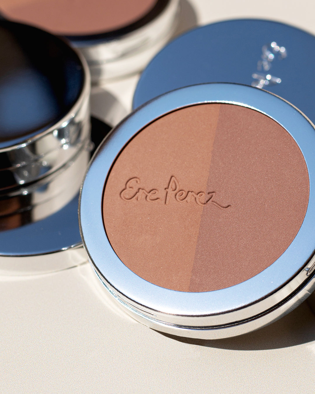 imagen frontal resaltando las tonalidades del blush bronceador de arroz ere perez tono roma