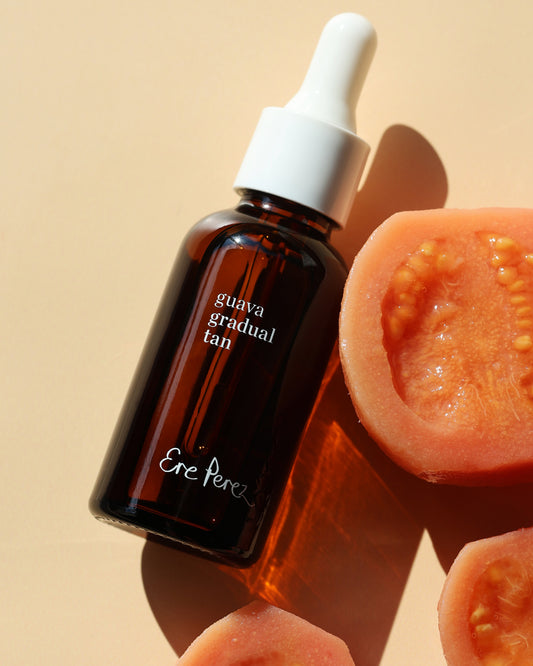bronceador gradual de guayaba vista frontal con fruto en fondo beige disponible en BLUMMA