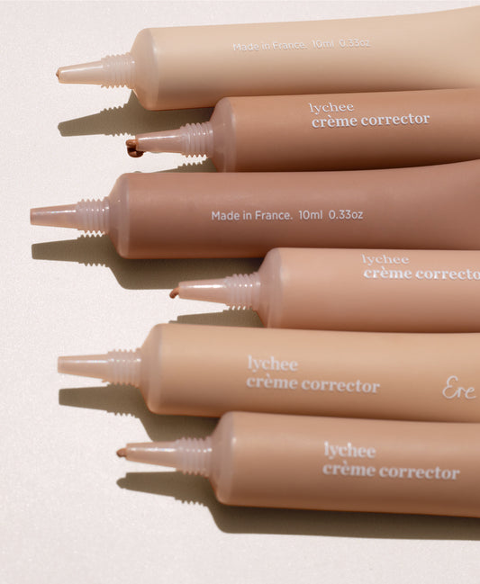 vista frontal envases de corrector con lichi todos los tonos ere perez con fondo blanco