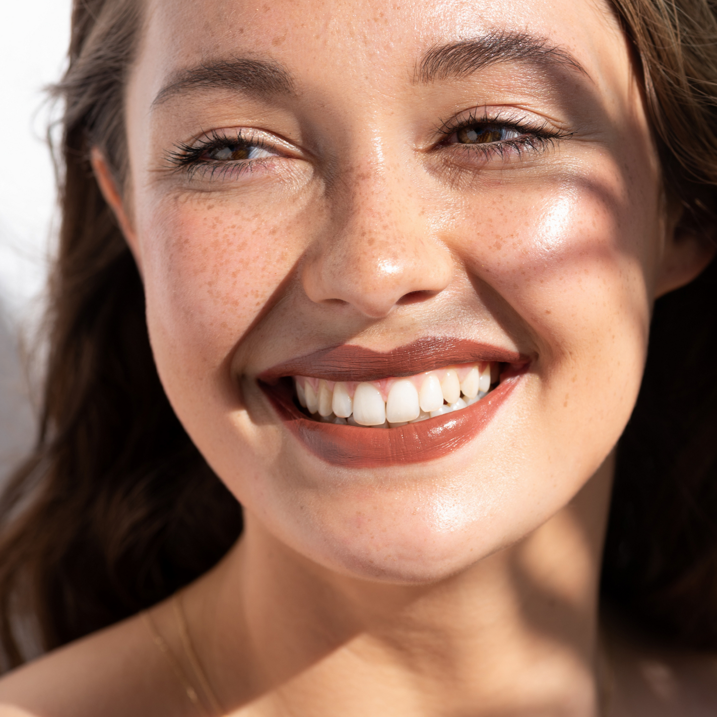 retrato de mujer en luz natural y en los labios el tono brave de crayon con coco ere perez disponible en blumma