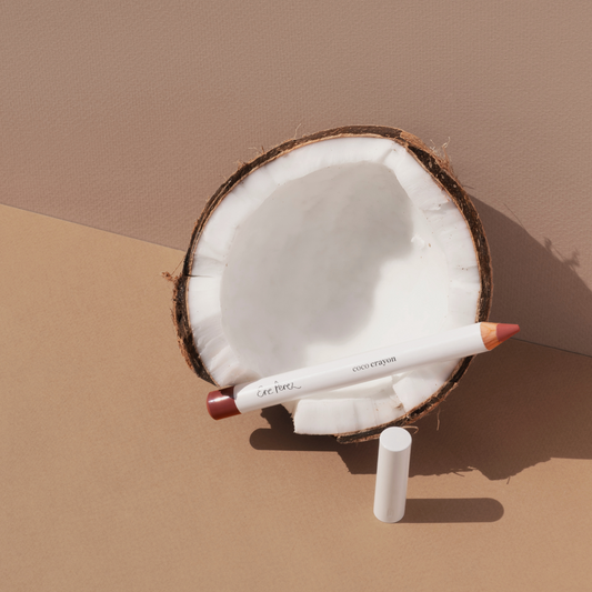 imagen del crayon con coco de ere perez puesto sobre un coco partido a la mitad