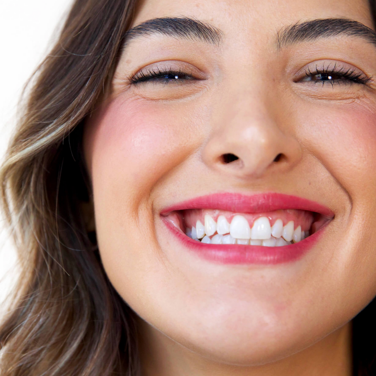 retrato de mujer en luz natural y en los labios el tono siren de crayon con coco ere perez disponible en blumma