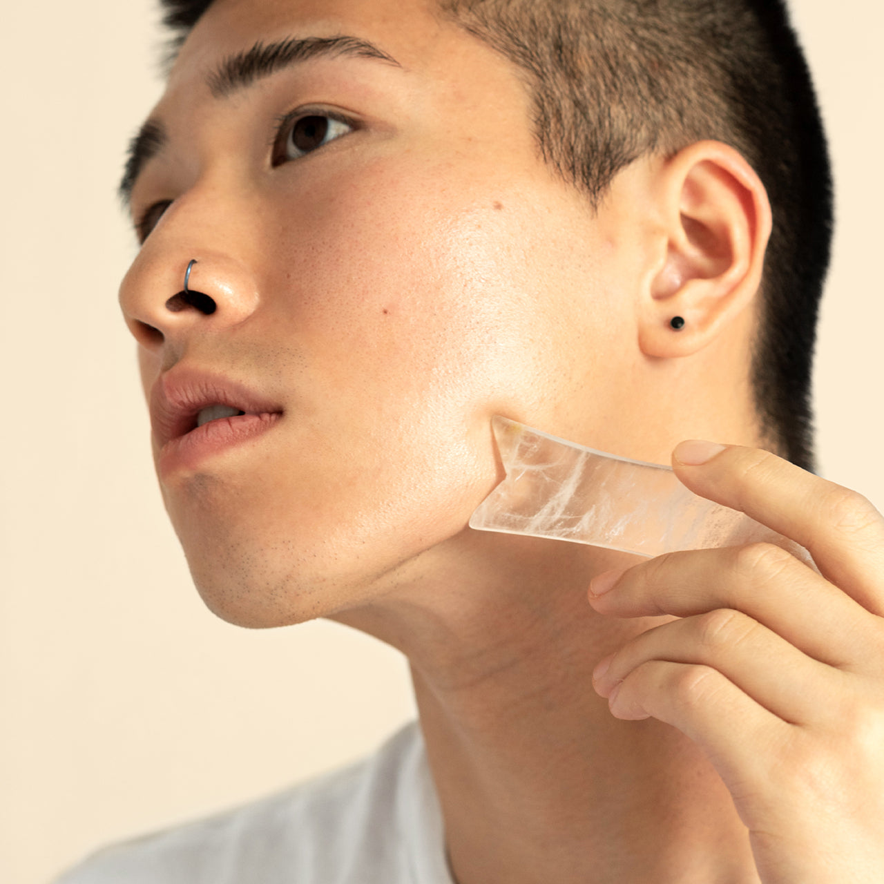 forma de uso del cuarzo facial en los ojos en un hombre dispoble en BLUMMA