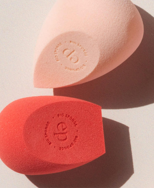 Eco esponjas Ere Perez en fondo minimalista muestra su textura suave, disponible en BLUMMA