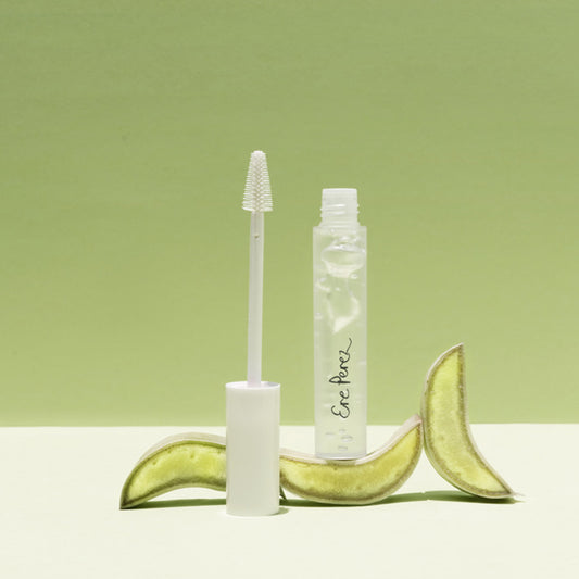 vista rontal de mascara con sabila clear de ere perez con fondo verde y pedazos de sabila