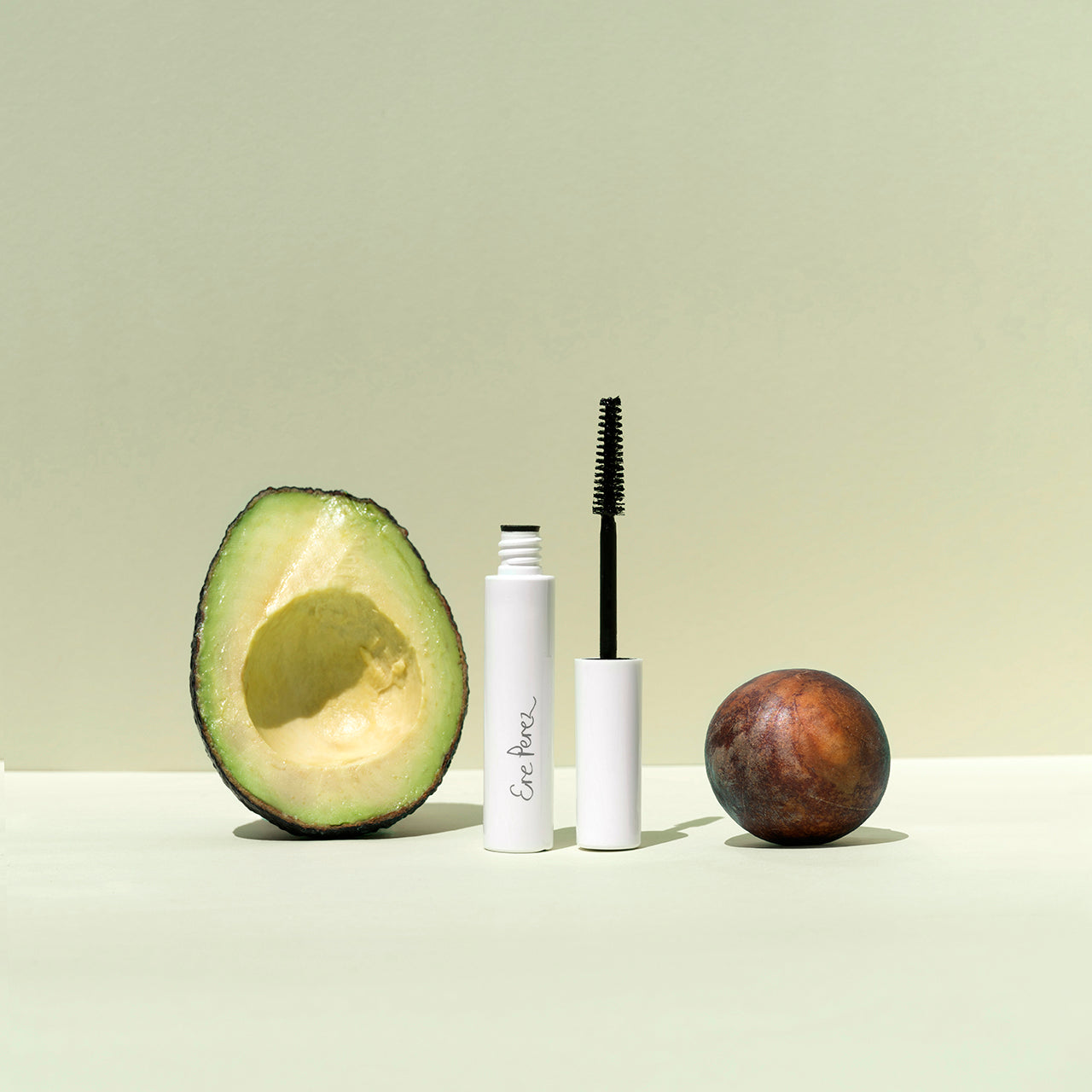 vista frontal de mascara de aguacate voluminizadora de pestanas ere perez con aguacates disponible en blumma