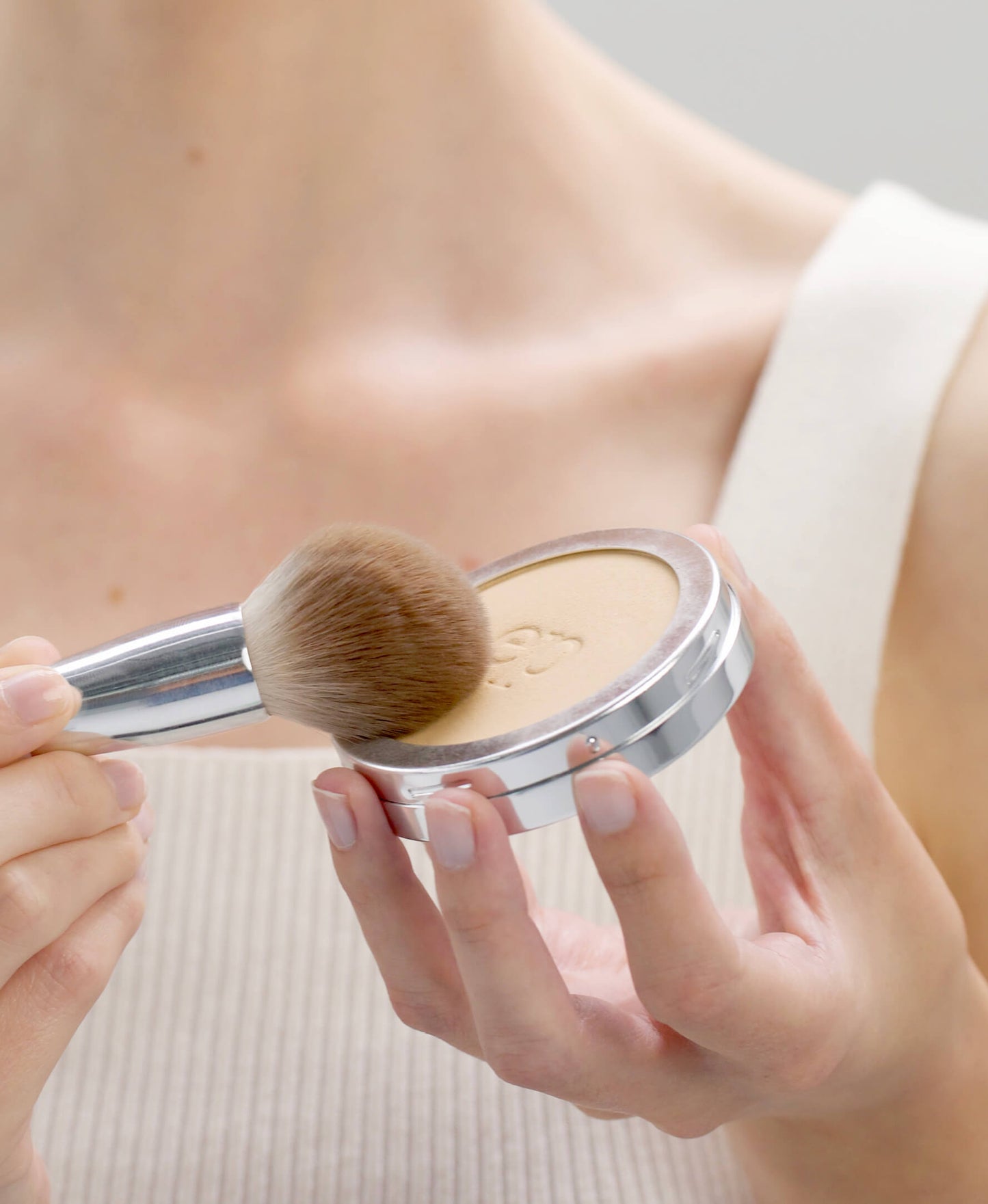 instrucciones de uso de polvo facial traslucido de maiz ere Perez con brocha, disponible en BLUMMA