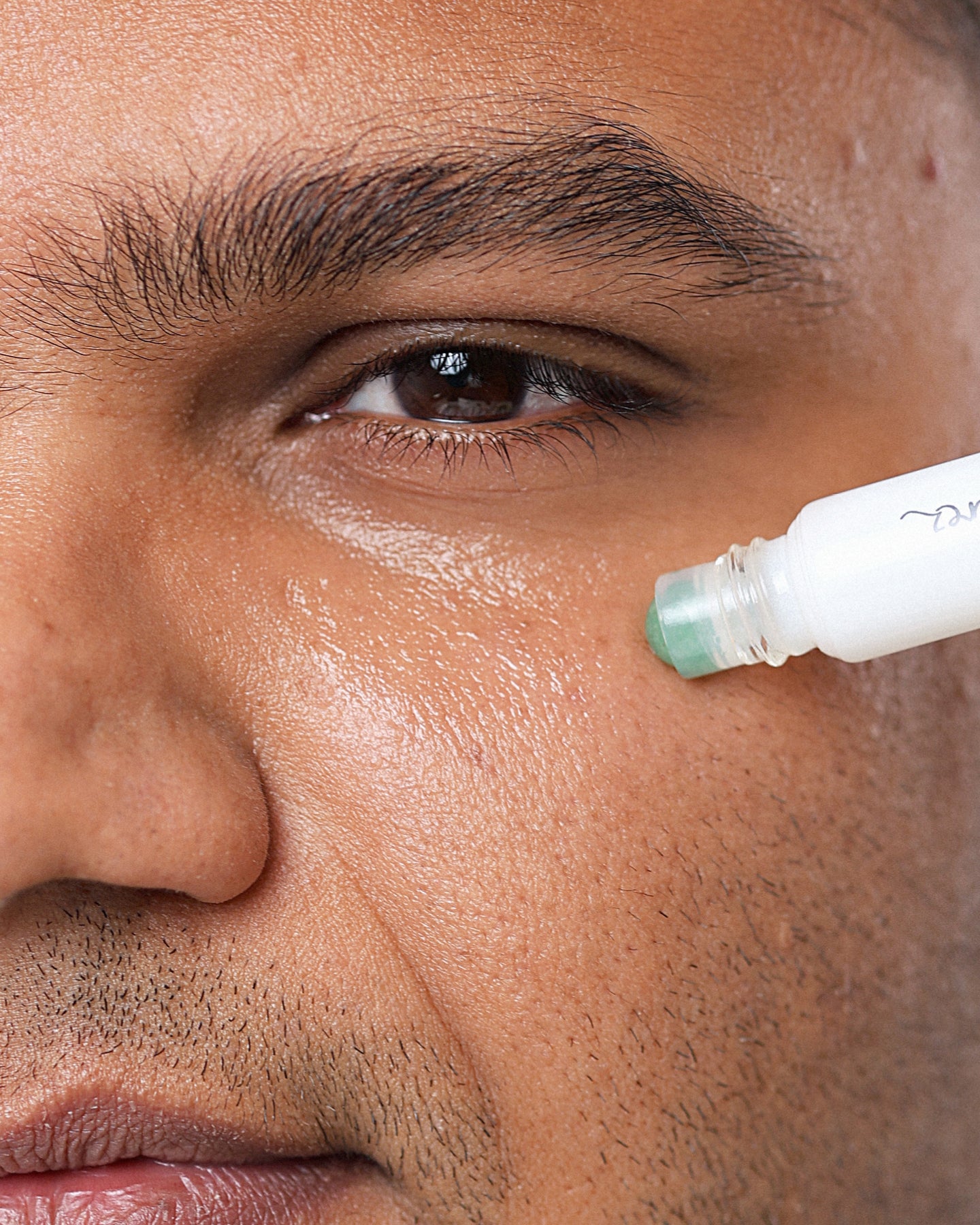 Suero de uva para ojos Ere Perez forma de aplicar en el rostro masculino disponible en BLUMMA