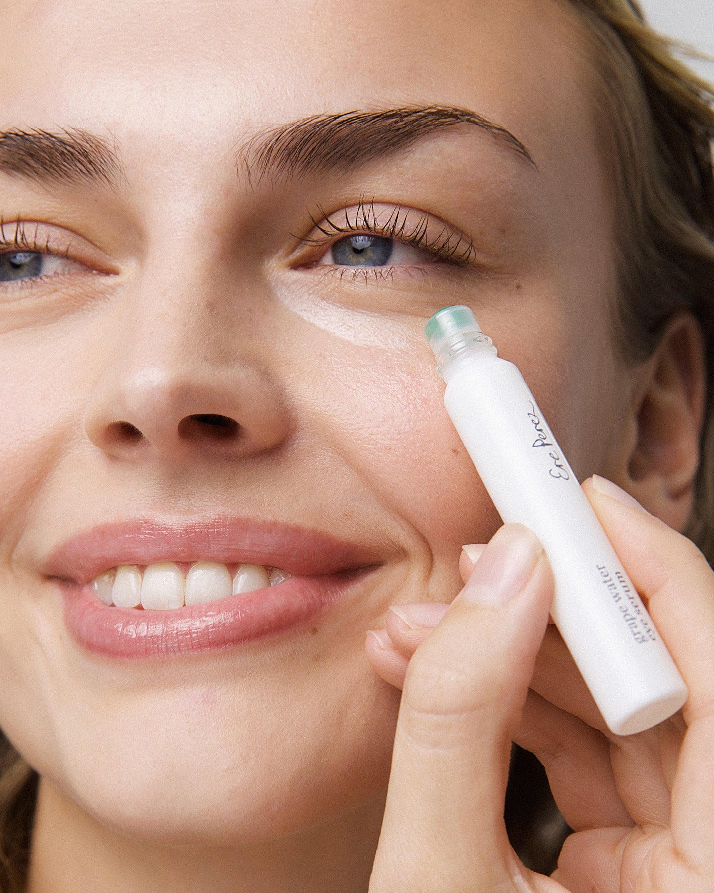 Suero de uva para ojos Ere Perez forma de aplicar en el rostro femenino disponible en BLUMMA