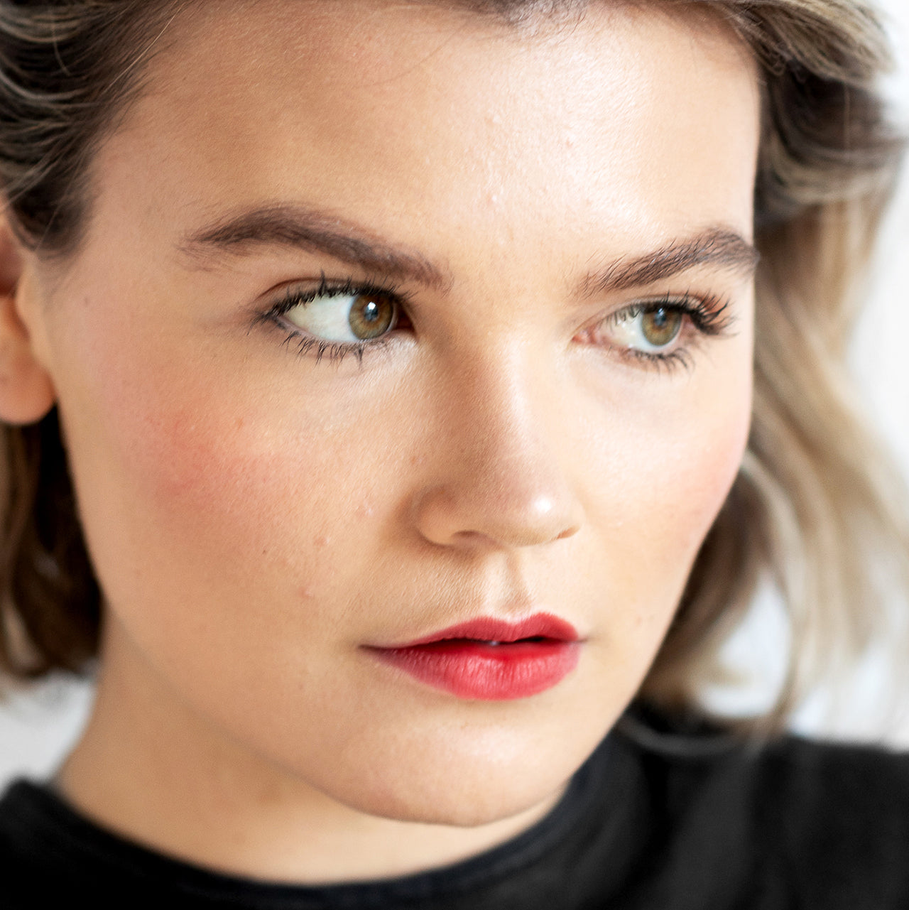 mujer blanca con tono joy en labios dle tinte de betabel ere perez joy color mate