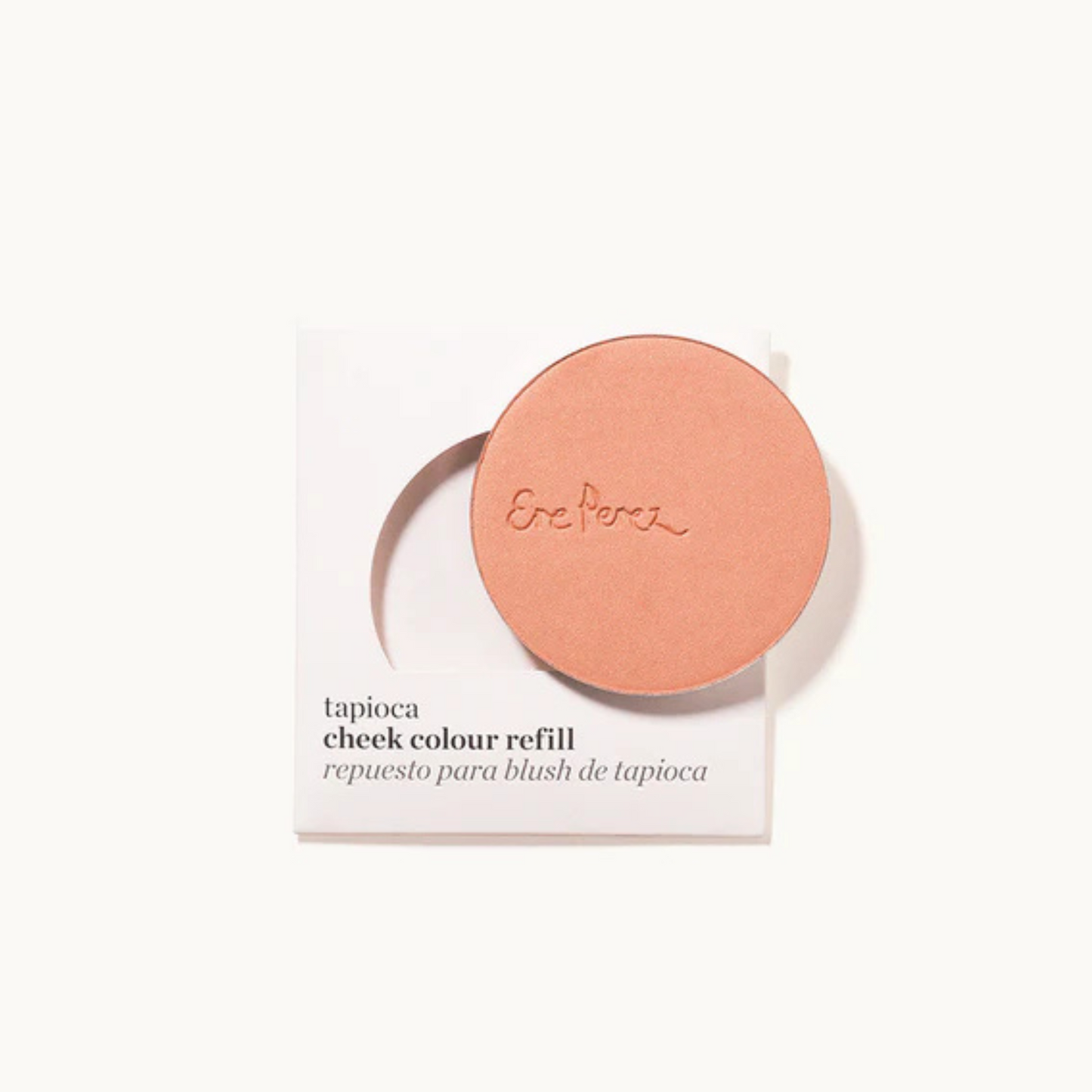 vista frontal de pastilla de repuesto del blush de tapioca junto con empaque sostenible de papel en fondo blanco ere perez disponible en blumma