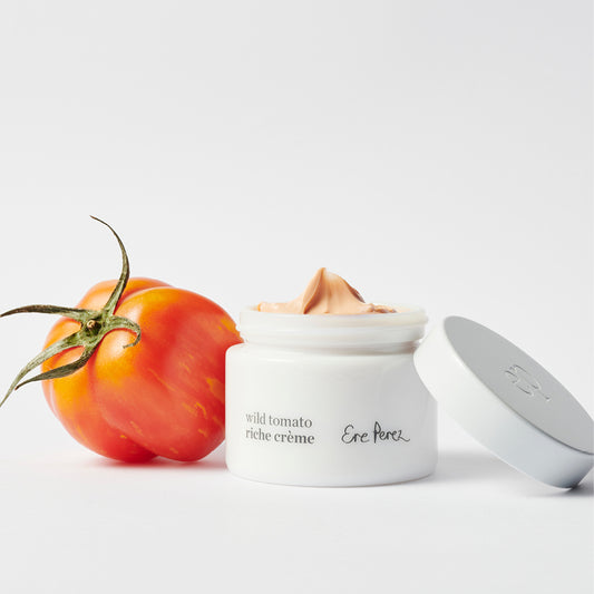 Hidratante facial con jitomate Ere Perez en fondo blanco abierto para ver textura y color con fruto disponible en BLUMMA