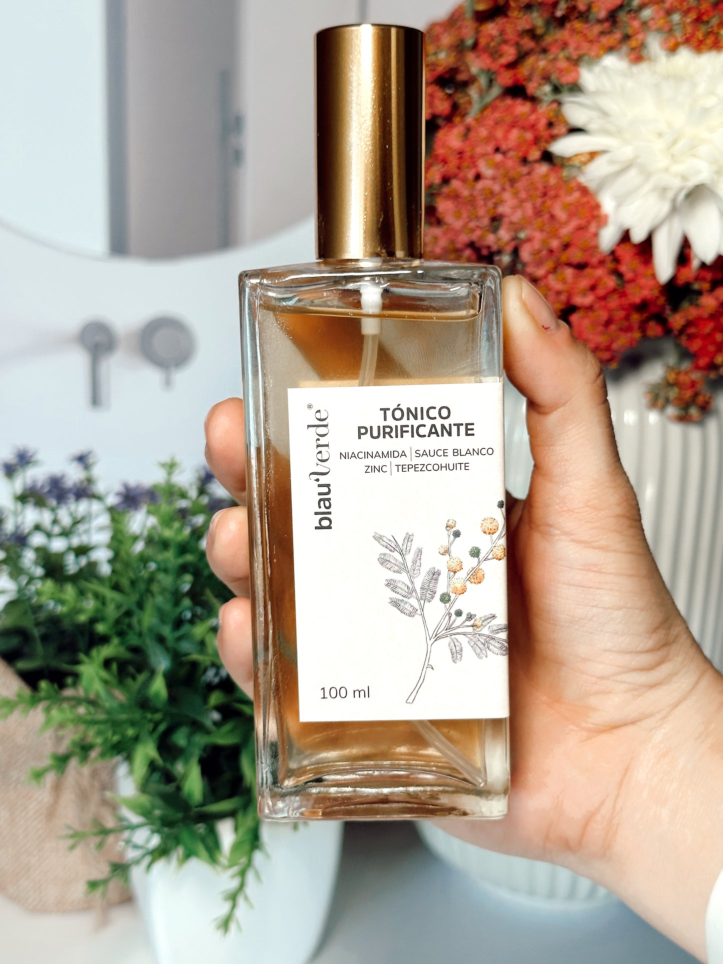 una mano derecha sostiene el tónico purificante 100 ml de Blauverde disponible en Blumma