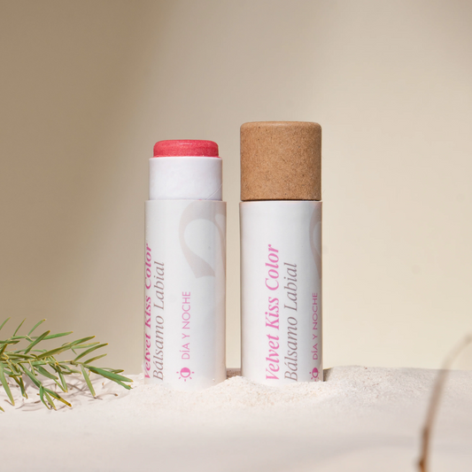 vista frontal del envase de carton del balsamo labial hidratante con color de avoroots