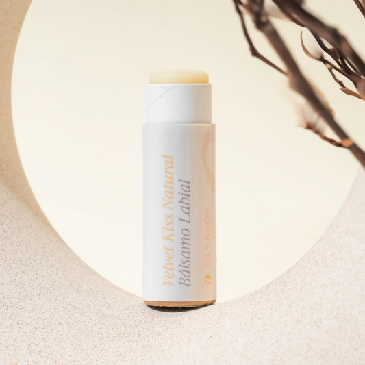 vista frontal del envase de carton del balsamo labial hidratante avoroots