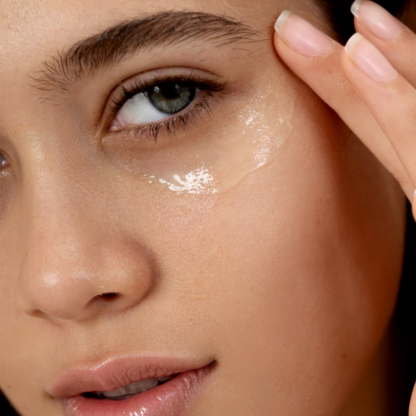 retrato de modelo aplicandose en suero de contorno de ojos de avoroots