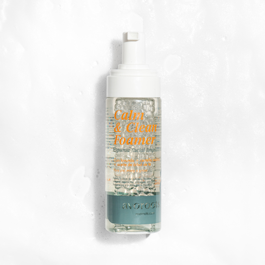 imagen del limpiador facial en espuma de avoroots sobre fondo blanco y espuma