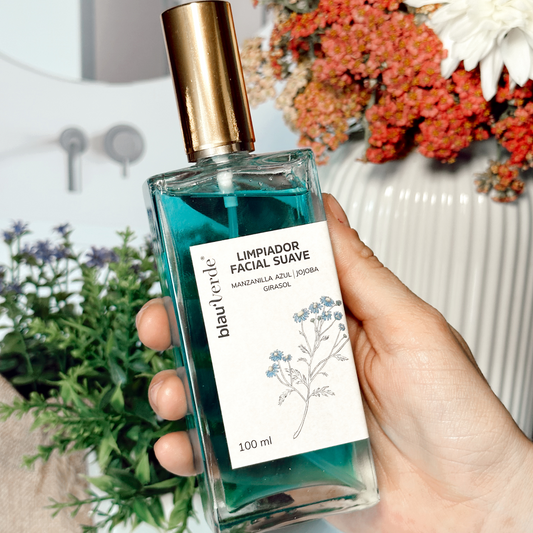 imagen del limpiador facial suave blauverde con plantas y flores de fondo
