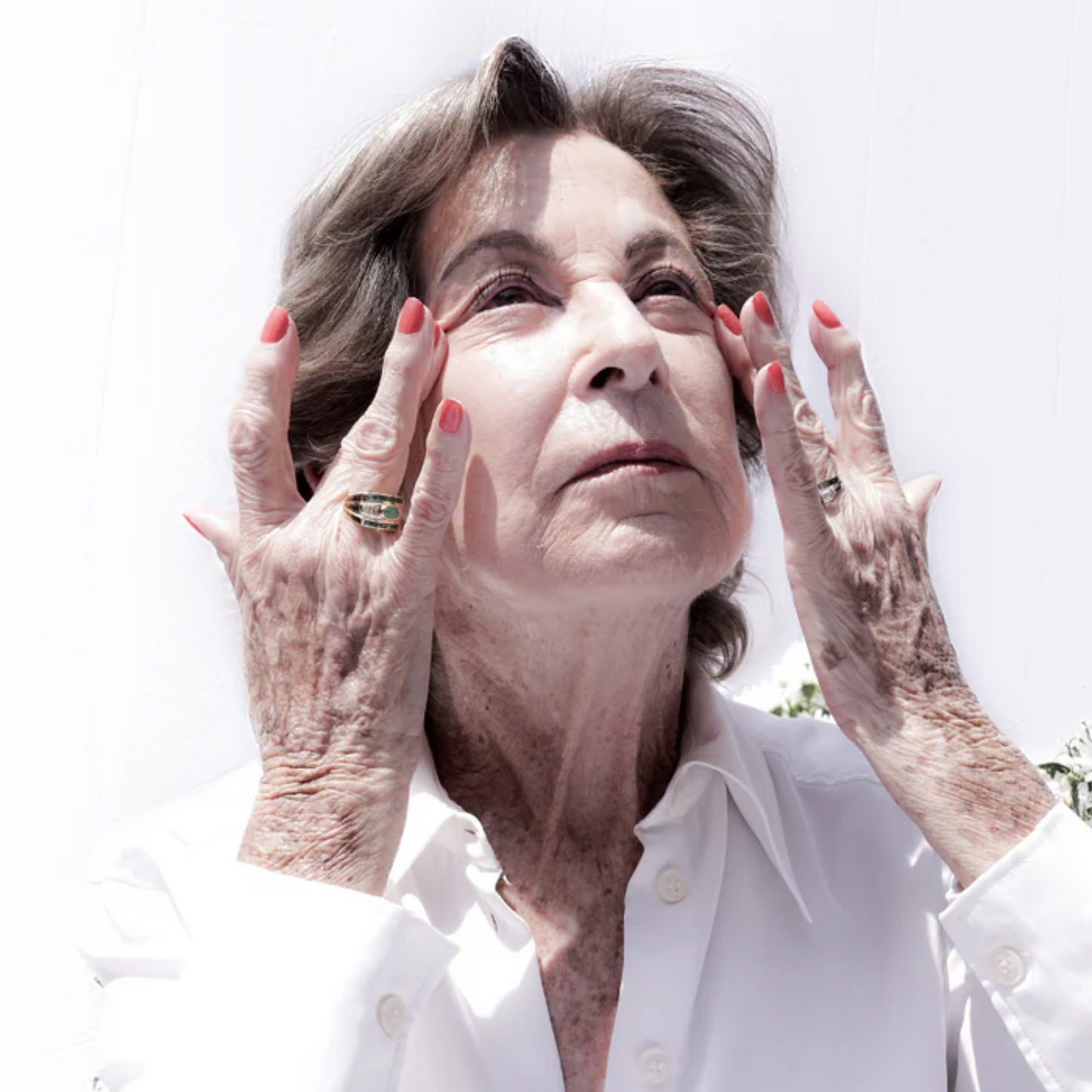 retrato de modelo aplicandose el suero de ojos antiedad de edena