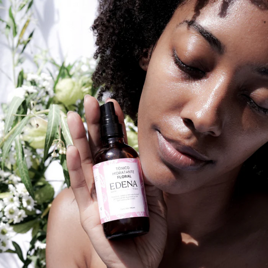 retrato de modelo femenina sosteniendo el tonico hidratante floral edena disponible en blumma