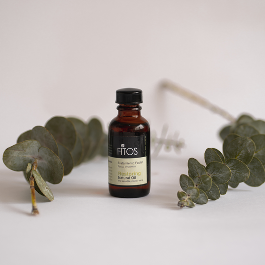 vista frontal de envase de vidrio en tono ambar del restoring natural oil de fitos