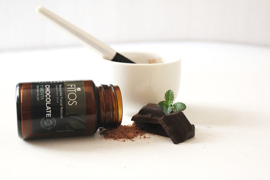 imagen de la mascarilla facial en polvo de chocolate y menta junto con trozos de chocolate
