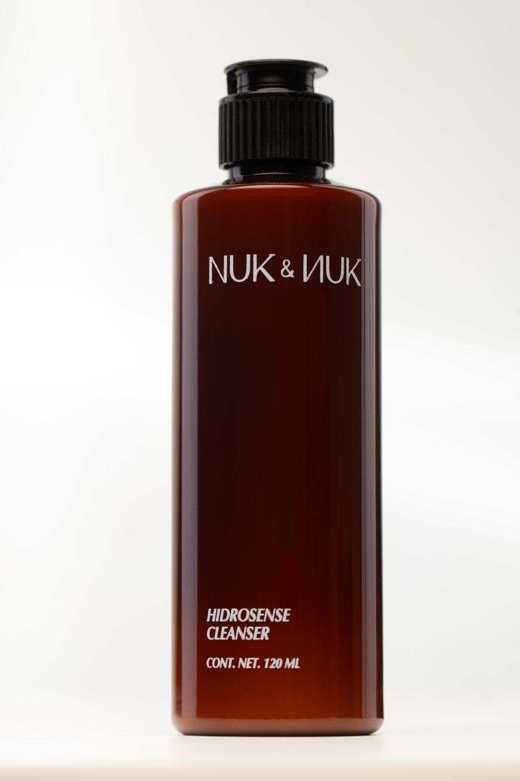 vista frontal de desmaquillante de 120 ml en fondo gris, perfecto para rutina rápida y sin enjuague disponible en Blumma