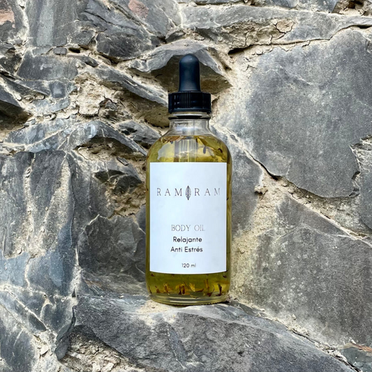 imagen de aceite corporal relajante antiestres ram ram sobre rocas