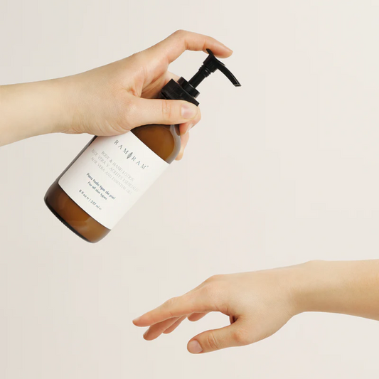 vista frontal de envase de vidrio color ambar del la crema para manos y cuerpo de aloe vera con aceites esenciales de ram ram en fondo blanco