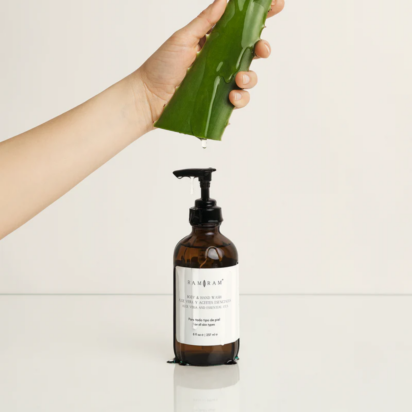 imagen del envase del jabon liquido corporal junto con la planta de sabila ram ram