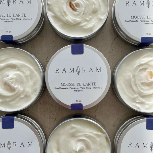 vista aerea de varios mousse de karite sobre fondo de madera ram ram