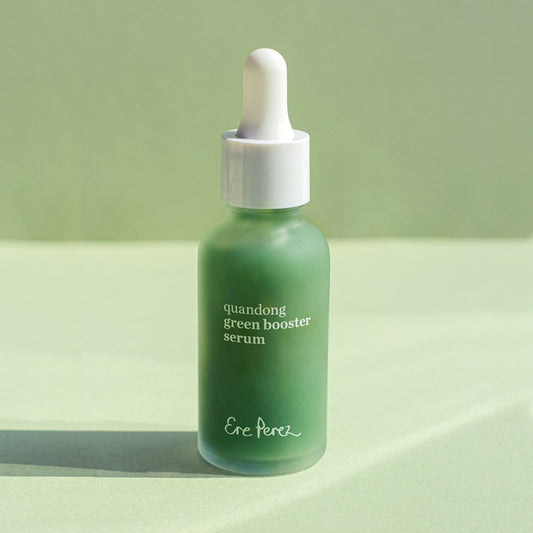 imagen frontal de envase sostenible de vidrio trasnparente con aplicador de gotero letras en color blanco del suero verde hidratante ere perez disponible en blumma