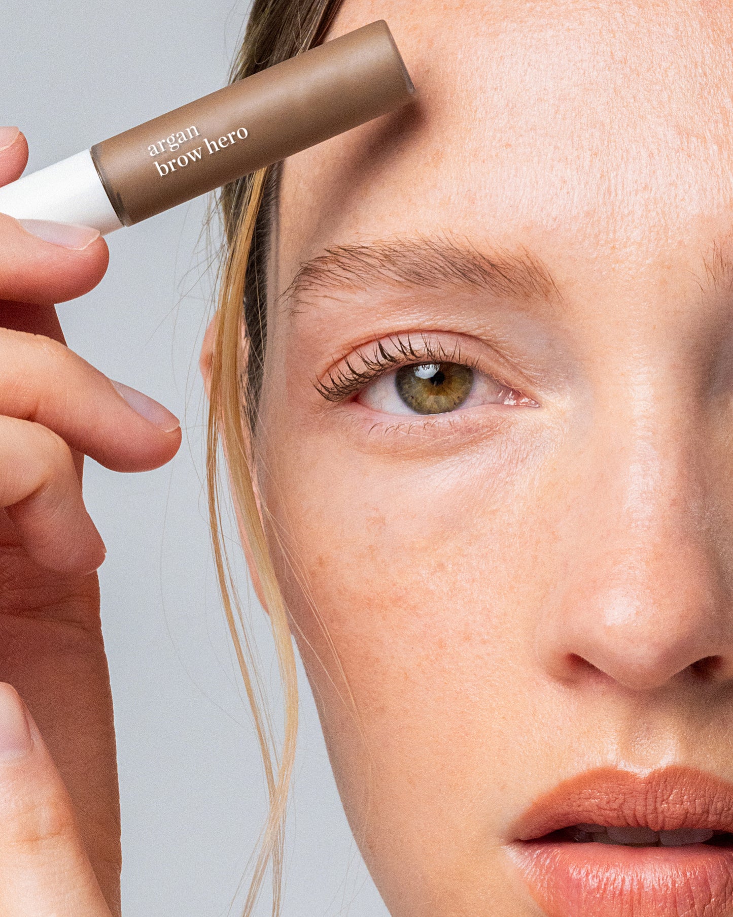 modelo usando máscara de cejas con argán tono Polished Ere Perez disponible en Blumma