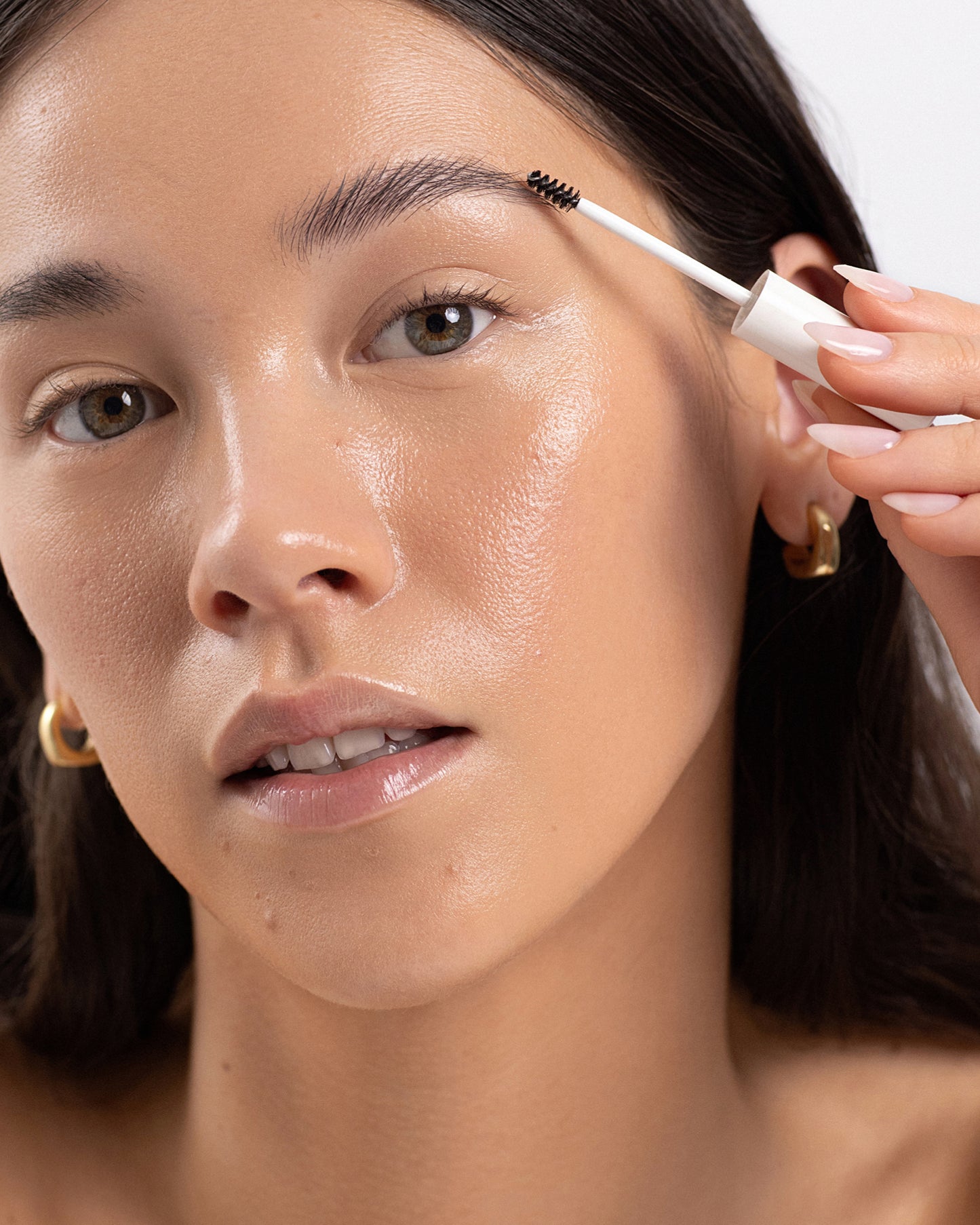 modelo usando máscara de cejas con argán tono Pristine Ere Perez disponible en Blumma