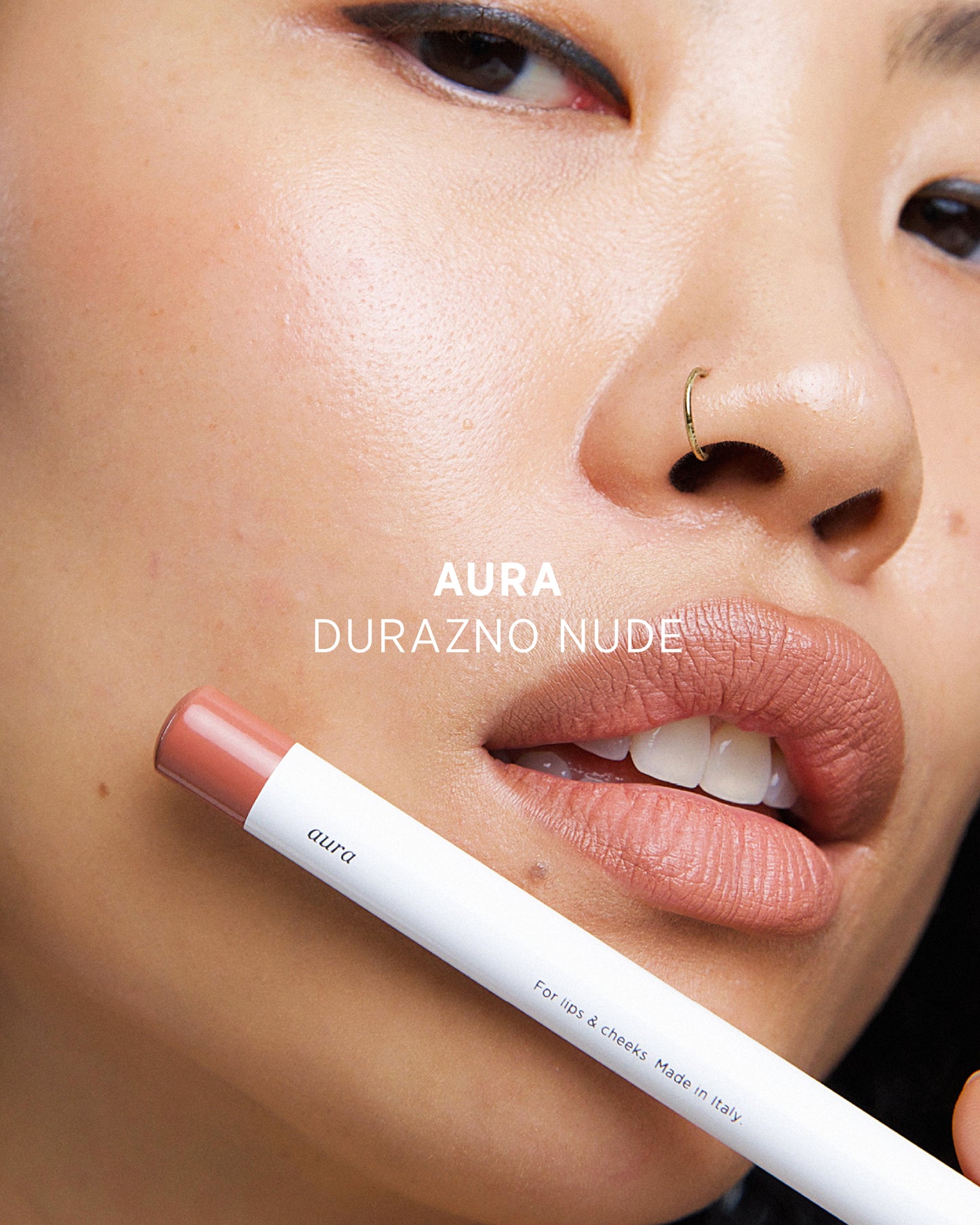 imagen de modelo femenina mostrando el nuevo tono aura durazno nude de ere perez disponibe en blumma