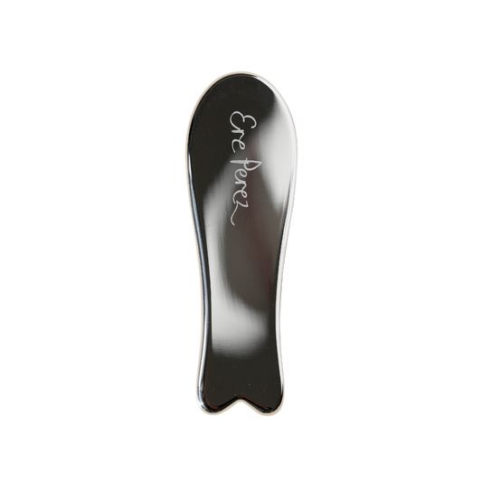 vista frontal de gua sha facial de acero inoxidable Ere Perez disponible en Blumma