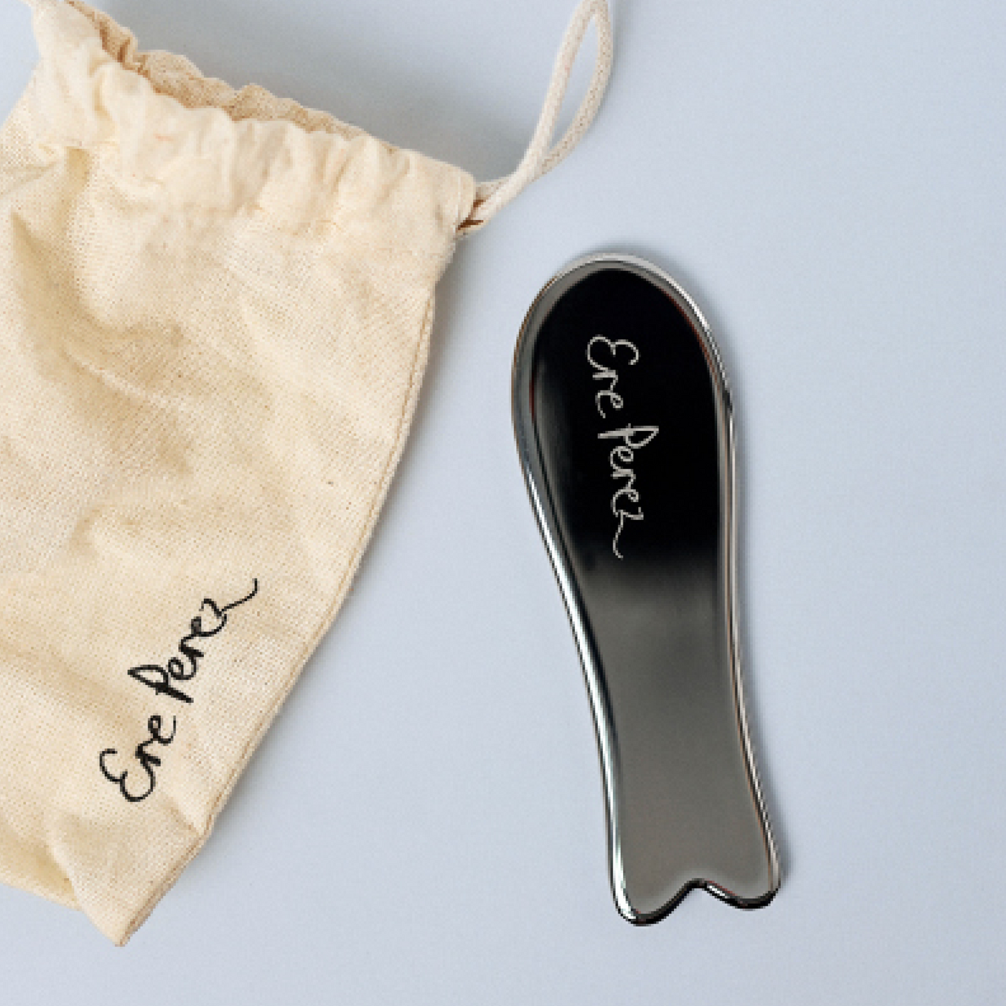 detalle de textura del gua sha facial de acero inoxidable Ere Perez disponible en Blumma