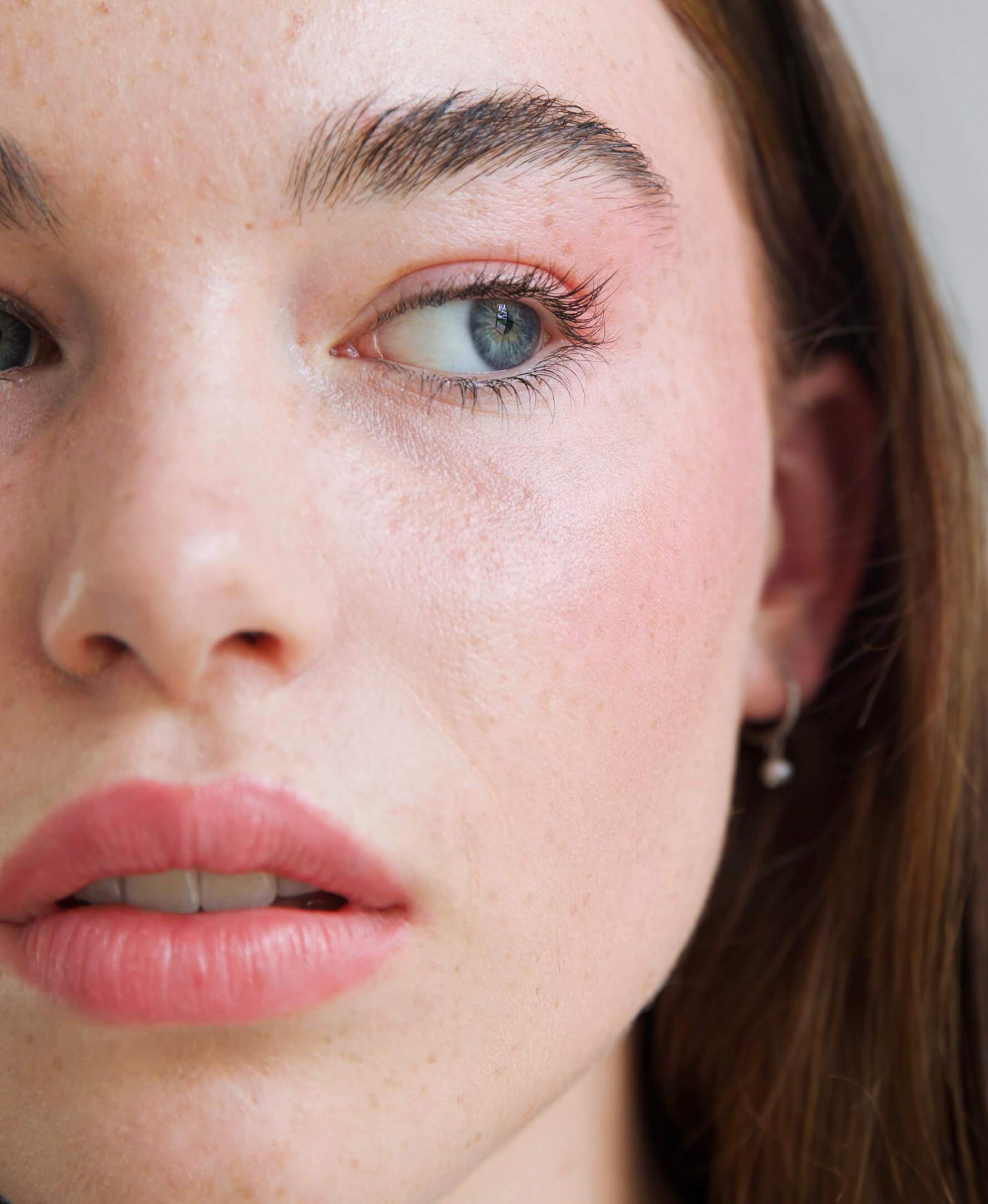 modelo de tez clara con balsamo de zanahoria ere perez tono humble en mejillas y labios