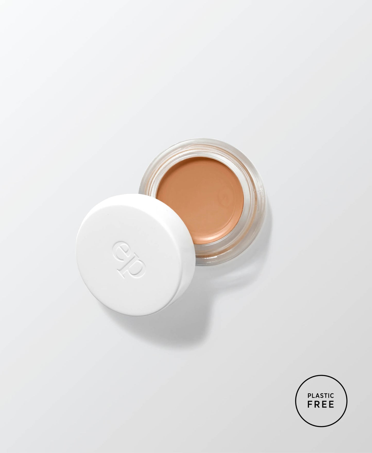envase sostenible de vidrio con producto base corrector de arnica en tono brew ere perez fondo blanco disponible en blumma