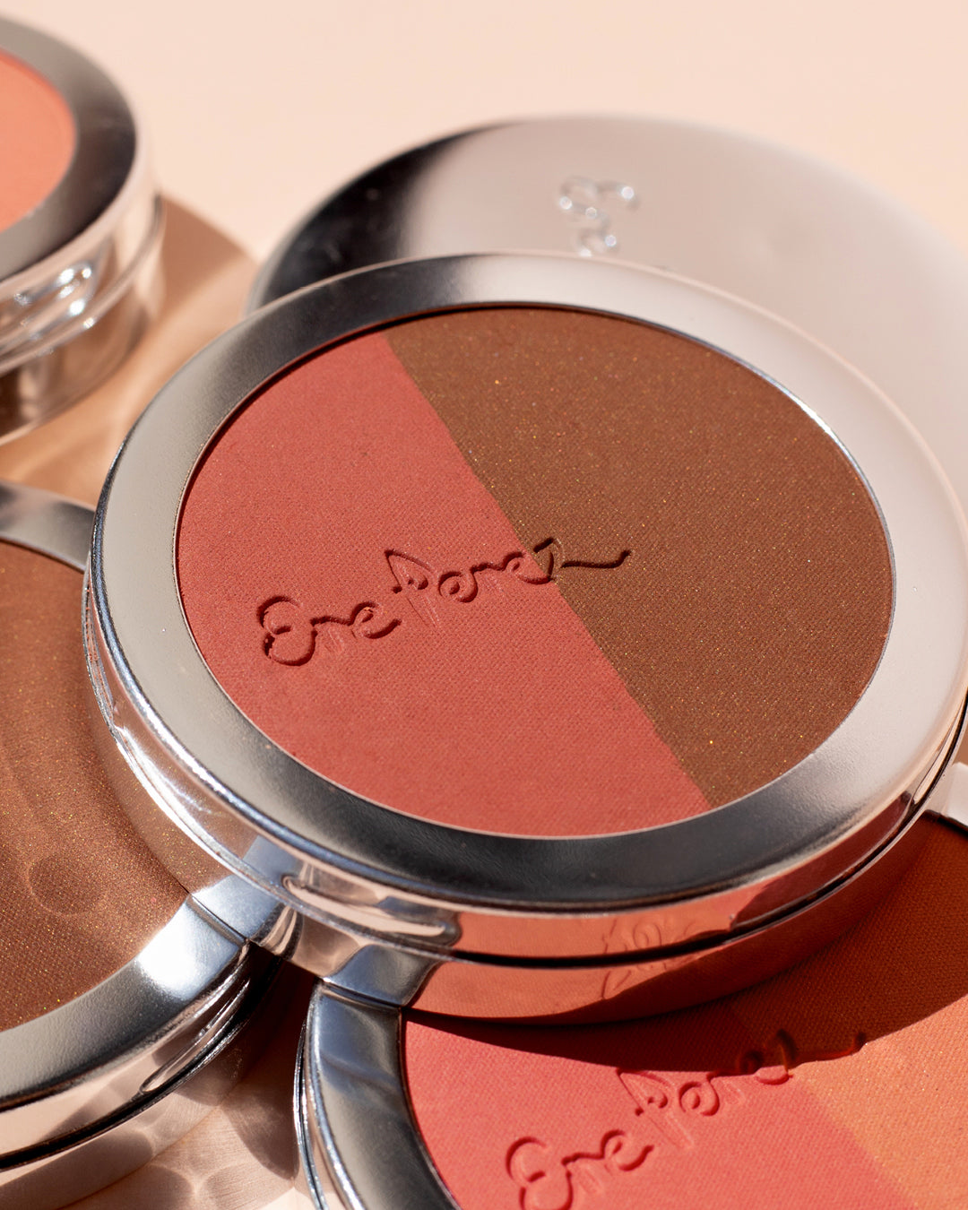 imagen frontal resaltando las tonalidades del blush bronceador de arroz ere perez tono brooklyn