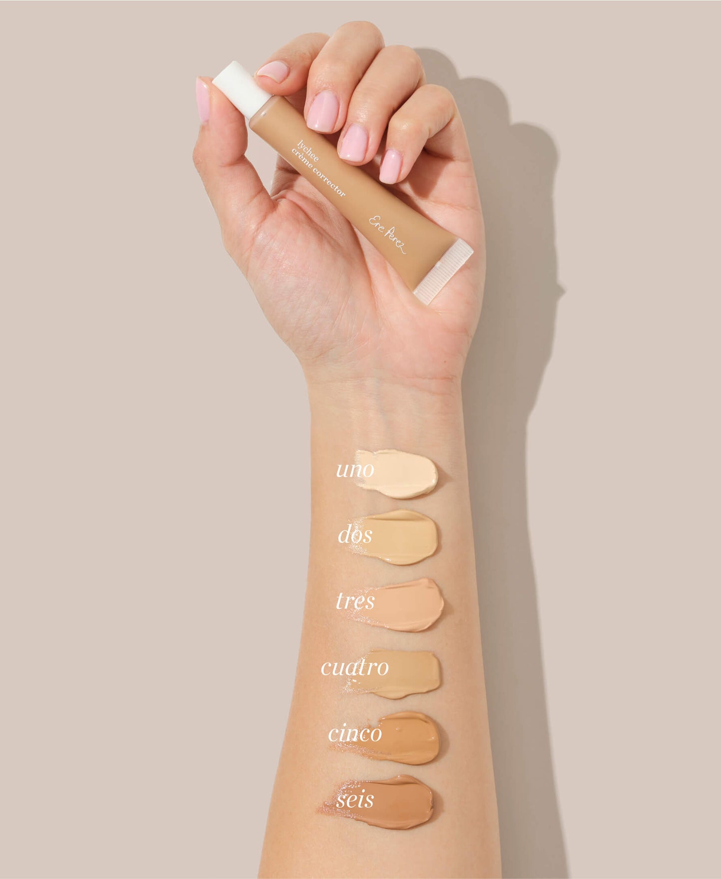 vista frontal brazo con muestra de tonos de corrector con lichi  ere perez disponible en blumma