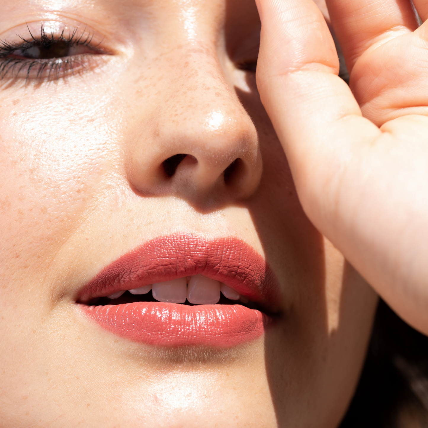 imagen de acercamiento a los labios de modelo femenina con el tono charm ere perez disponible en blumma
