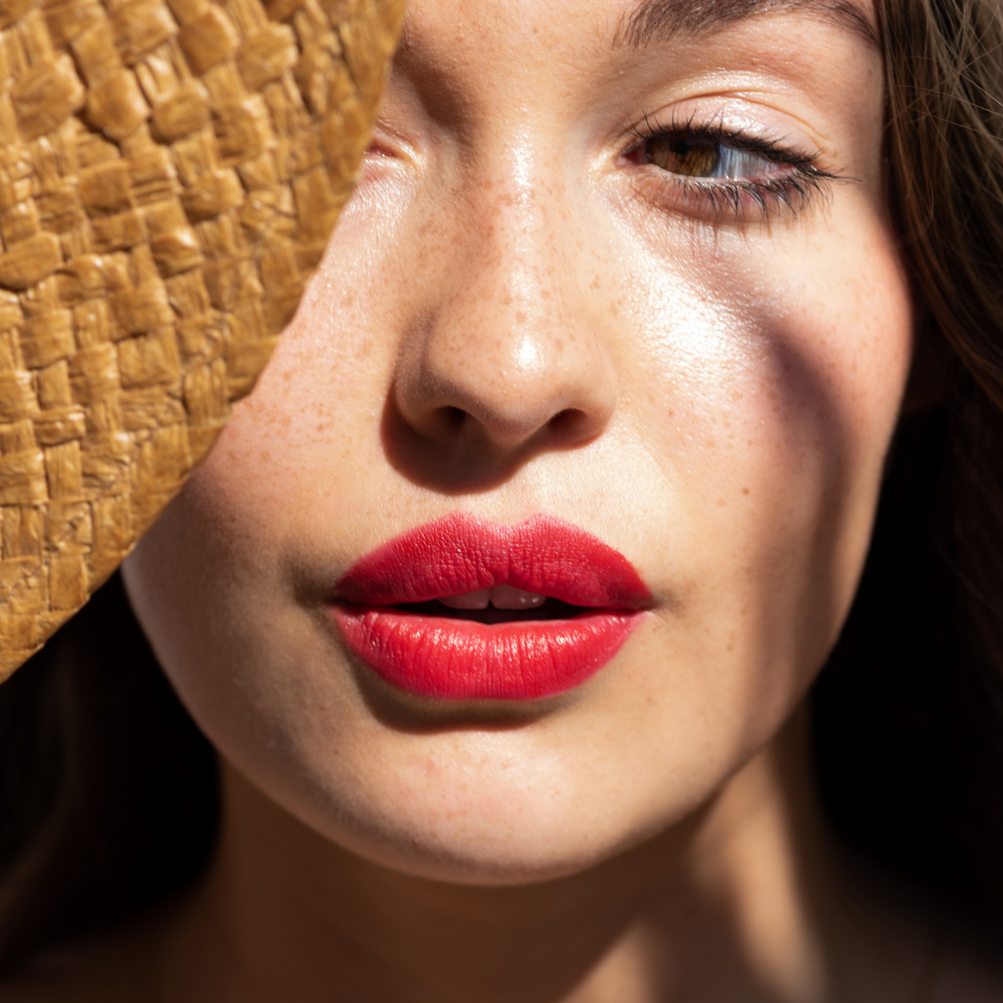 retrato de mujer en luz natural y en los labios el tono heart de crayon con coco ere perez disponible en blumma