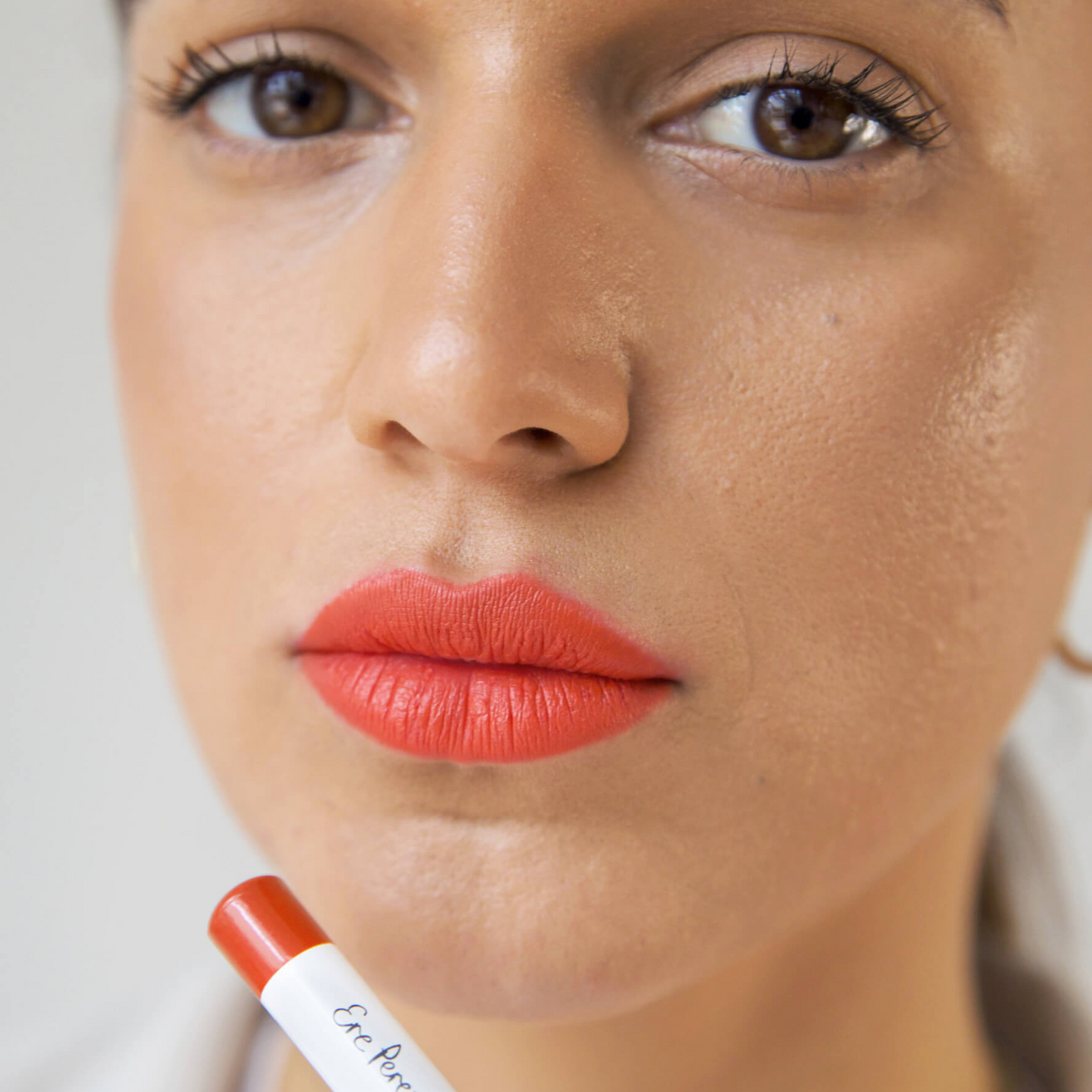 imagen de acercamiento a los labios de modelo femenina con el tono spark ere perez disponible en blumma