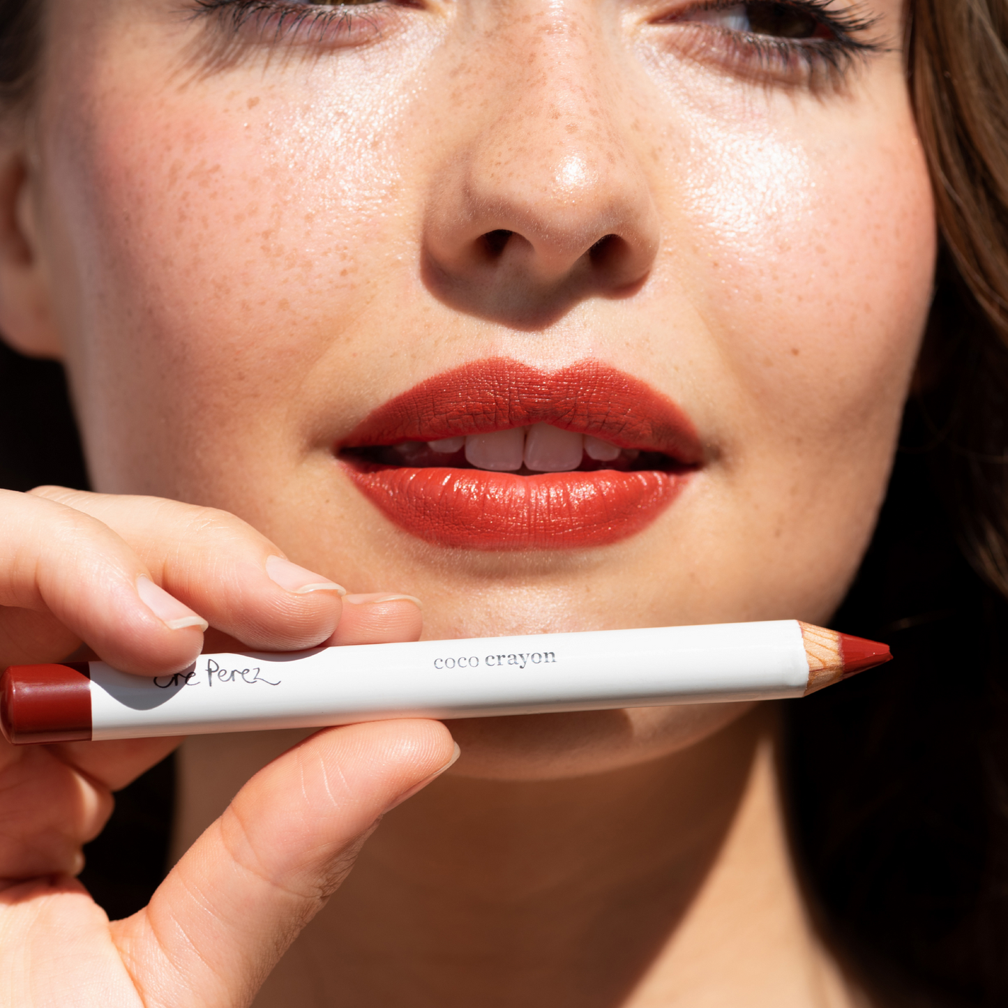 imagen de acercamiento a los labios de modelo femenina con el tono wild ere perez disponible en blumma