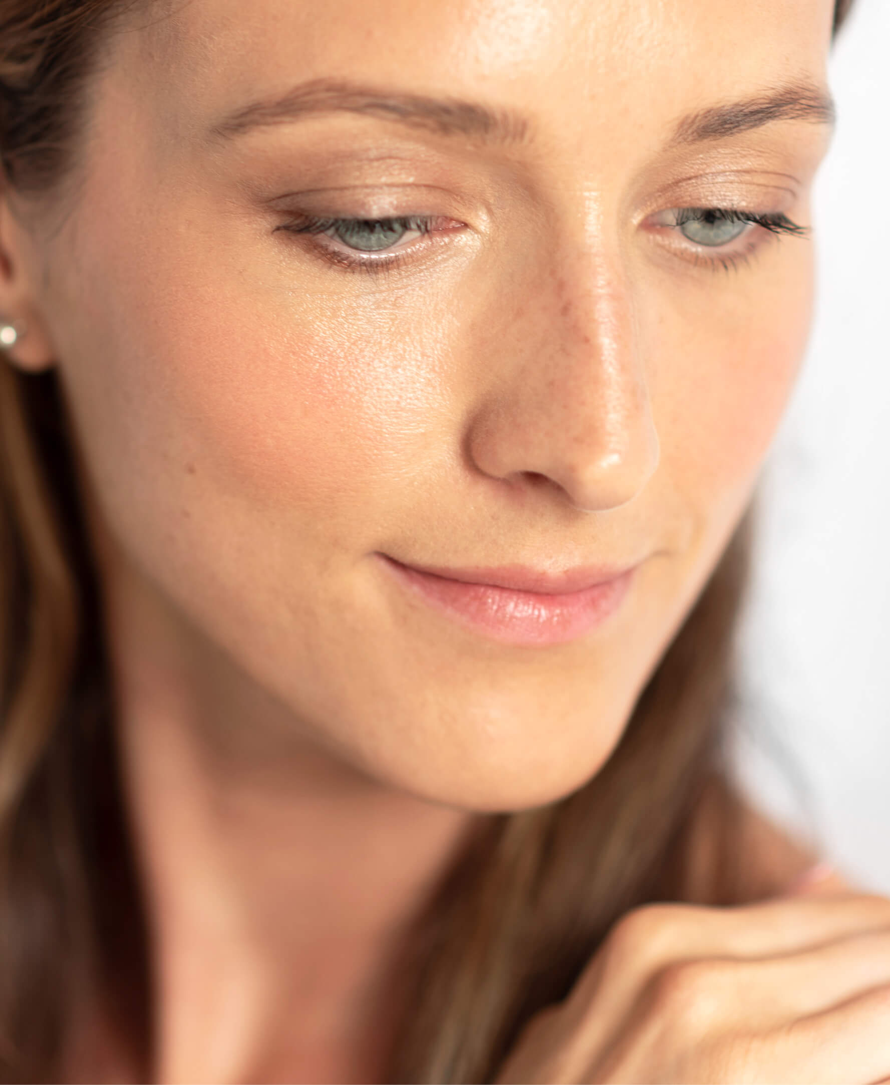 imagen de mujer con tono chai de maquillaje de avena ere perez en su piel disponible en blumma